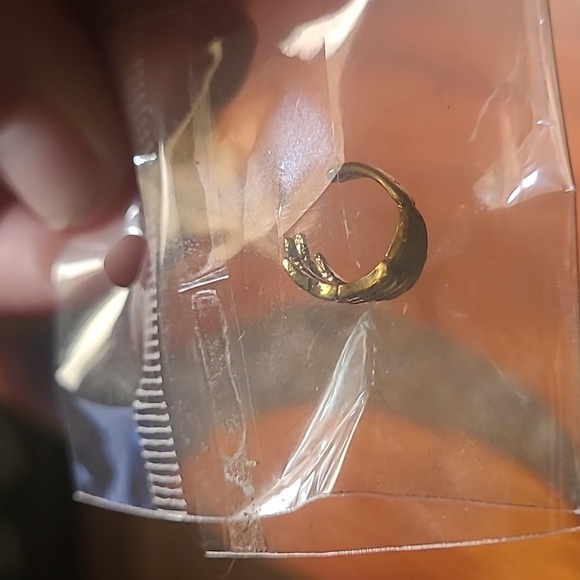 Skeleton Hand Ear Cuff NIB - Picture 2 of 2